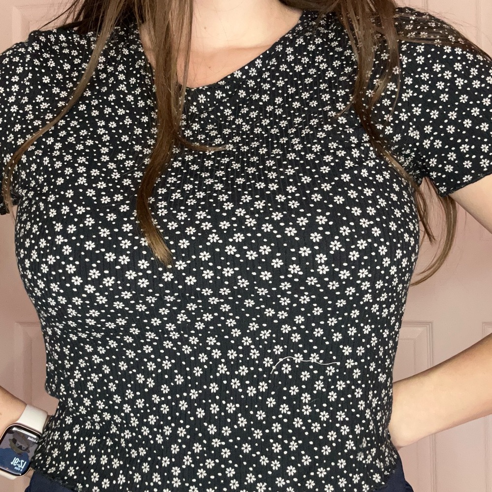 American Eagle Outfitters Black and White Floral Tee